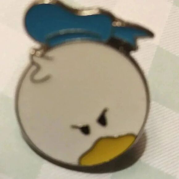 Disney Accessories - B1G1 1/2 off🎉Donald duck pin
